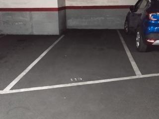 Parking voiture à Carrer alt de gironella 0. Plaza para coche grande