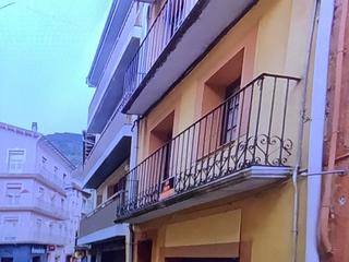 Masia a Major 13. Casa al centre del poble per reformar
