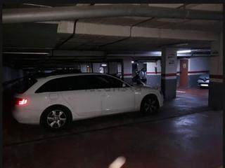 Aparcament cotxe a Carrer sant martí de l'erm 19. Parking coche y moto