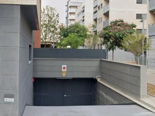 Parking voiture à Carrer d'antoni tàpies 12. Plaza para coche grande y moto