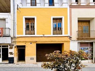 Casa adossada a Carrer del marqués 7. Rehabilitada -junto a la plaza mayor