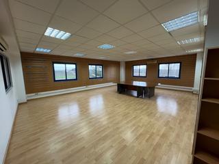 Location Bureau à Carrer trenta-dos 29. Oficina en alquiler les cabanyes