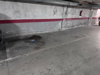 Aparcament cotxe a Sicilia 65. Parking para coche mediano con buen acceso