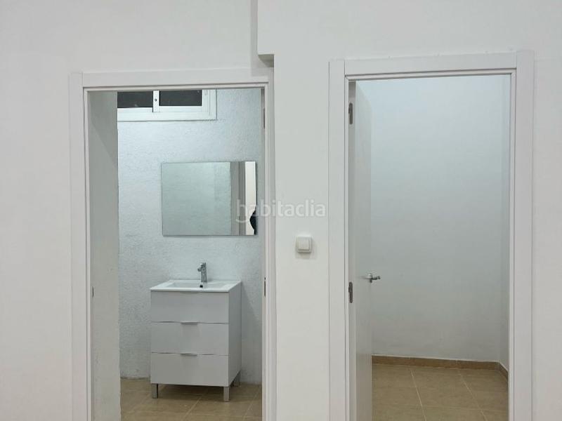 Foto 82b3e63b-387b-45de-87f1-5d255f5bd273. Alquiler local comercial en moianes 63 local renovado cerca de pl.españa en Barcelona