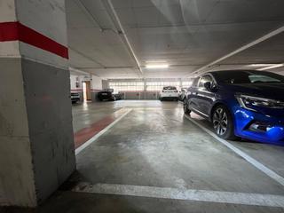 Autoparkplatz in Carrer dels reis 30. Plaza de parking con un lateral libre
