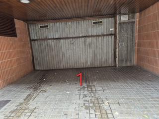 Parking coche en Felip ii 76-78. Plaza de parking de 15 m2 de fácil acceso