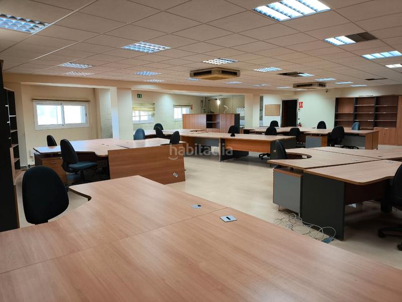 Foto 56534138-b6de-4aff-9ac7-abce757daef4. Miete büro in carrer indústria in Califòrnia-Santa Madrona Masnou (El)