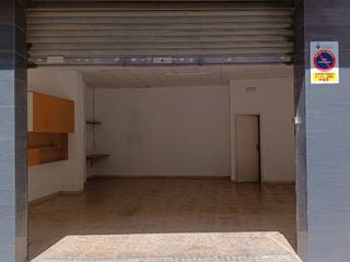 Location Parking voiture à D'arago 37. Alquilo local como garaje y almacén.