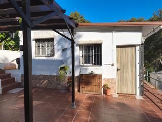 Residential Plot in Carrer tulipa 80. Terreno en venta con pequeña construcción