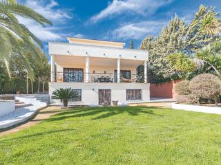 Chalet à Calle el palancar 3. Increíble chalet con vias espectaculares a sevilla