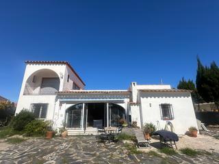 Xalet a Cap llarg 13. Magnífica casa en una zona muy tranquila de roses