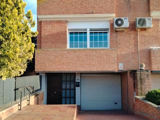 Casa adossada a Lluís companys 94. Casa adossada cantonera als vilars amb jardí de 200 m2