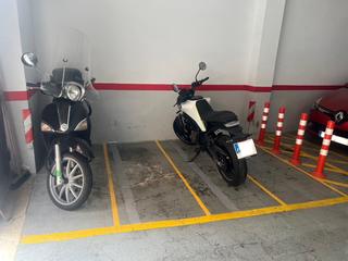 Miete Motorradparkplatz in Turo blau 11. Parquin moto a pie de calle