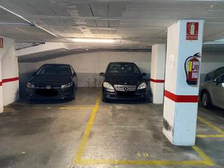 Location Parking voiture à Calle generalitat 145. Parking doble para dos coches o coche más motos