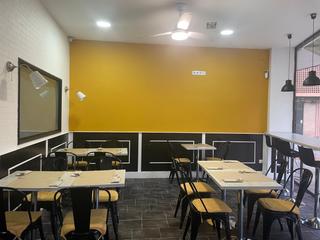 Lloguer Local Comercial a Plaça de narcís monturiol 1. Traspaso local comercial