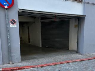 Parking coche en Enderrocades 6. Se vende parking cerrado con altillo en garaje comunitario en gi