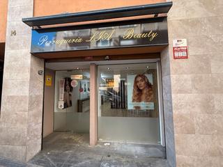 Lloguer Local Comercial a Margarida xirgu 14. Local ideal para peluquería, estética u otros negocios.