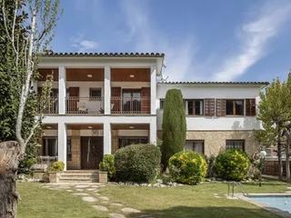 Maison à Reverend pere bonastre 27. ¡exclusiva torre en el centro de llinars del vallès a cuatro vie