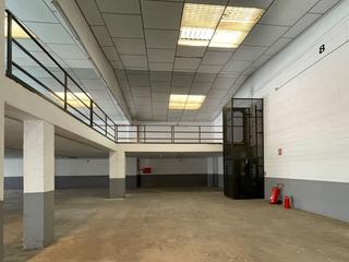 Lloguer Nau industrial a Carrer albert einstein 54. Nave industrial de 890 m² con oficinas, montacargas, parking, ex