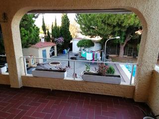 Lloguer Casa aparellada a Bailén 26. Villa pareada con amplio jardín y piscina