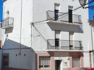 Maison jumelée à General margallo 3. Casa esquinera en pueblo.