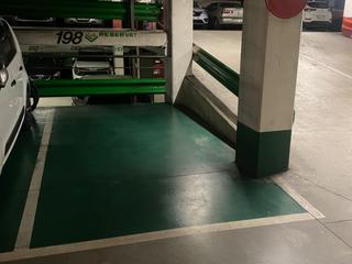 Aparcament cotxe a Rambla once de septiembre  2. Plaza parking grande