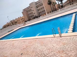 Lloguer Casa adossada a Avenida santiago bernabéu 35. Alquiler vacacional adosado en zona varadero santa pola