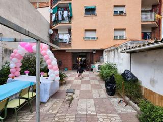Local commercial à Carrer besòs 52. Se vende local comercial más de 286 m2