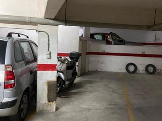 Lloguer Aparcament cotxe a Narcis monturiol 6. Plaza parquing para coche pequeño.