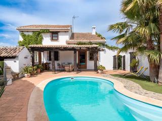 Maison à Frederic soler pitarra 29. ¡casa independiente con piscina!