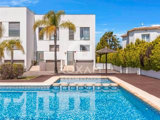 Casa adossada a Avenida matisse 11. Se vende adosado de tres plantas situado en una exclusiva urbani