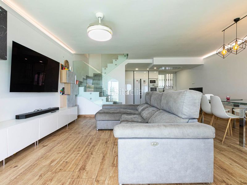 Foto c765e4d8-14e2-4026-86d1-324a3f741ab7. Zweistöckige wohnung in urbanización vista verde 11 in Mijas