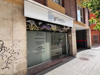 Pas-de-porte Local commercial à Carrer del doctor balari i jovany 35. Se traspasa local reformado con negocio de reparación de móviles