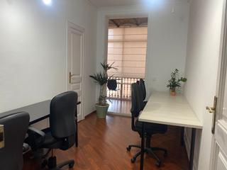 Miete Büro in Roger de lluria  116. Despacho máximo 6 personas en espacio compartido