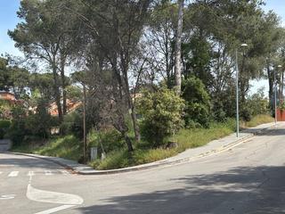 Terreny residencial a Carrer cedre  4. Esquinero y muy soleado con 1152 m2