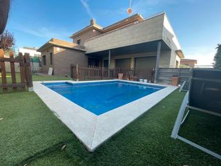 Xalet a Garrotxa 33. Exclusividad y calma en can gurgui: chalet con piscina, acabados