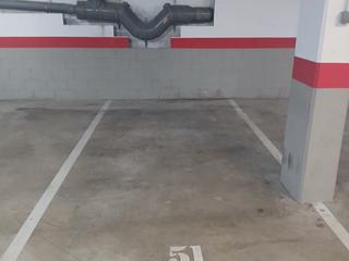 Aparcament cotxe a Kurdistan  74. Amplia plaza de parking para coche familiar