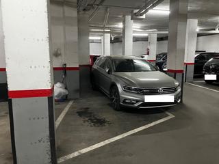 Car parking in Concili de trento 78. Plaza grande para coche y moto grandes