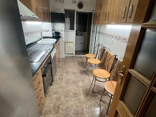 Pis a Carrer penedès 18. Piso céntrico con balcón, parking para entrar a vivir – sant and