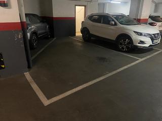 Rent Car parking in Travessera de dalt 109. Se alquila plaza de parking para coche grande