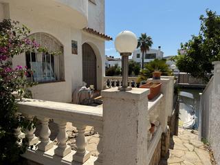 Casa en Valira 19. Casa adosada con amarre para barco y 2 unidades de vivienda inde