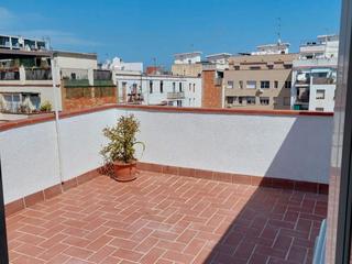 Ático en Lafont  22. Ático reformado con terraza privada.