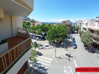 Pis a Avinguda jaume i 20. Vues panoramiques sur la mer du golfe de roses, grande terrasse.