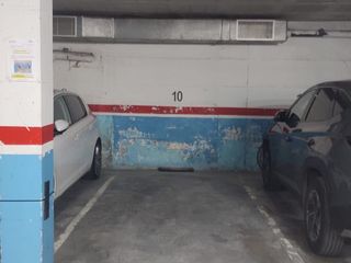 Location Parking voiture à Guifre el pilós 32. Alquiler parking coche mediano o moto
