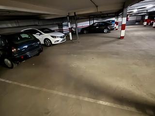 Aparcament cotxe a Avenida de la mancha 8. Cuatro plazas amplias, fácil acceso con puerta automática.