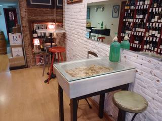 Trapasso Locale commerciale in Joaquín costa 8. Vinoteca con aforo para 12 personas
