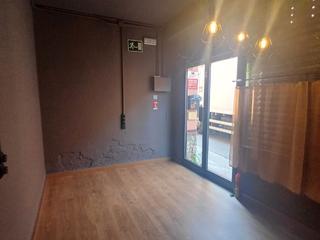 Rent Business premise in Carrer de santa rosa 67. Local para entrar ! cerca estación