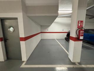 Rent Motorcycle parking in Av. malatosquer 33. Lloga plaça de pàrquing per a moto