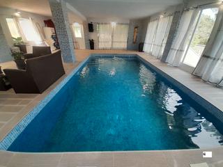 Chalet à Avenida barcelona  156. Impresionante chalet con piscina climatizada