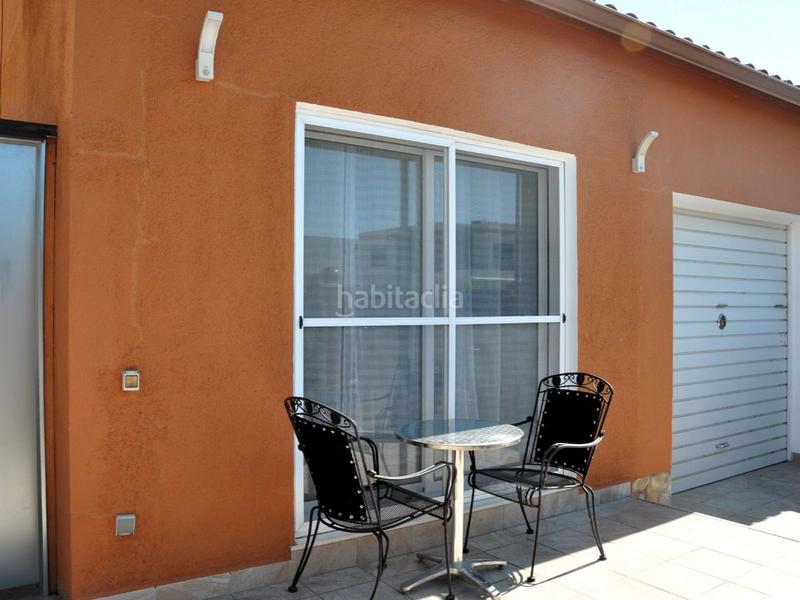 Foto 3c190ba3-d617-486e-ae50-cd2cdf557aca. Casa adosada en carrer provenca 7 villa familiar con piscina, jardín y garaje – zona tranquila en Sant Pere Pescador
